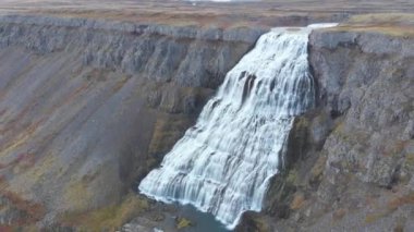 Dynjandi 'nin hava manzarası, aynı zamanda Fjallfoss olarak da bilinir, Vestfirdir' de büyük bir şelale..