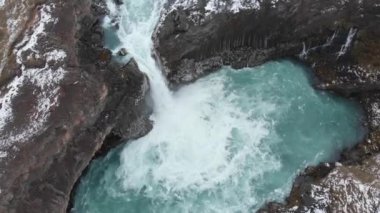 İzlanda 'da yosun şelalesi. Güzel bir turistik mekanda inanılmaz bir manzara. Buzlu suyla doğanın mucizesi