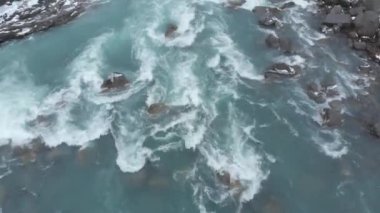 İzlanda 'da yosun şelalesi. Güzel bir turistik mekanda inanılmaz bir manzara. Buzlu suyla doğanın mucizesi