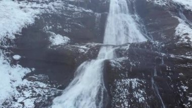 İzlanda 'daki şelalenin havadan görünüşü