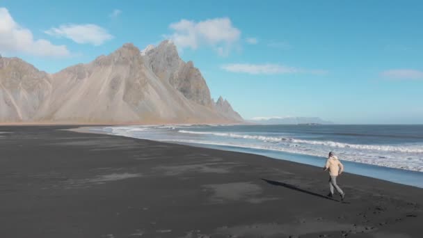 Hombre Corriendo Playa Color Negro Stokksnes Entre Las Montañas Vestrahorn — Vídeos de Stock