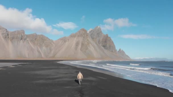 Uomo Corre Sulla Spiaggia Nera Stokksnes Tra Montagne Vestrahorn — Video Stock