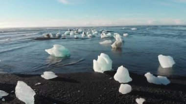 İzlanda 'daki Jokulsarlon lagününün yanındaki elmas plajında güzel bir gün doğumu.
