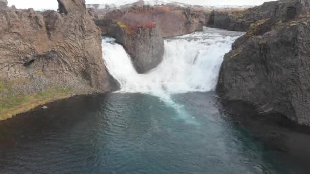 Luftaufnahme Des Hjalparfoss Wasserfalls Südwesten Islands — Stockvideo