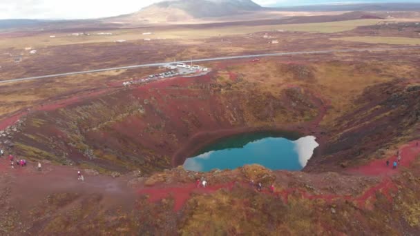 ケリッドの空中からの眺めは アイスランドの南西に位置するターコイズブルーの美しい火口湖です — ストック動画