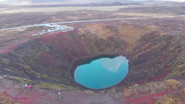 ケリッドの空中からの眺めは アイスランドの南西に位置するターコイズブルーの美しい火口湖です — ストック動画