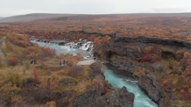 Hraunfossar (İzlanda 'nın batısında Borgarfjordur) nehrin 900 metre açığından akan bir şelale serisidir.