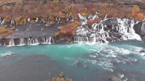 Hraunfossar Borgarfjordur Západní Island Řada Vodopádů Tvořených Prameny Proudící Vzdálenosti — Stock video