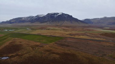 Otlaklar, çayırlar ve bitkisiz İzlanda dağları.