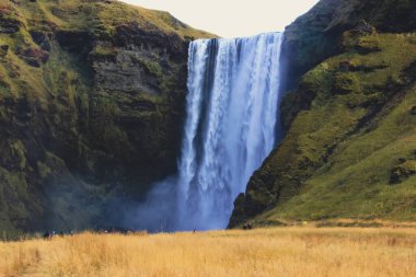 İzlanda 'nın güneyindeki Skogar, güzel alacakaranlıkta ünlü Skogafoss şelalesinin manzarası