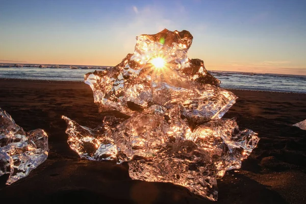 Όμορφα Κομμάτια Πάγου Τον Ήλιο Αντανακλάται Ξεβράστηκαν Στην Παραλία Jokulsarlon — Φωτογραφία Αρχείου