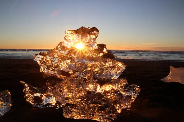 Beautiful Chunks Ice Sun Reflecting Washed Jokulsarlon Beach Iceland Sunrise — Stock Photo, Image