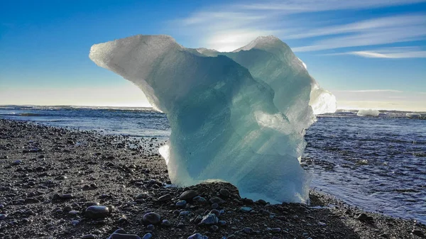 Όμορφα Κομμάτια Πάγου Τον Ήλιο Αντανακλάται Ξεβράστηκαν Στην Παραλία Jokulsarlon — Φωτογραφία Αρχείου