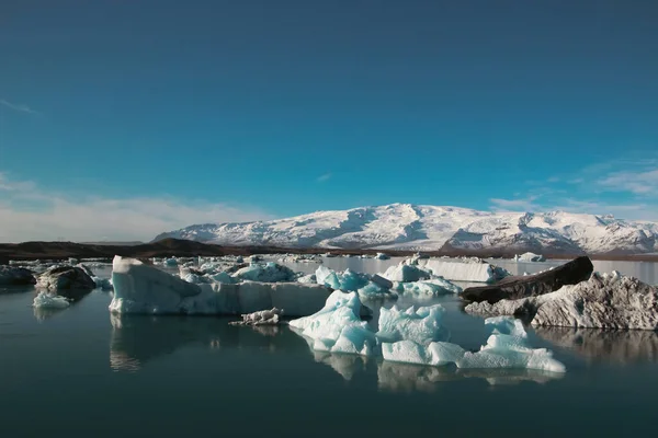 アイスランドのジョクルサロン ラグーンの晴れた日の氷山 — ストック写真