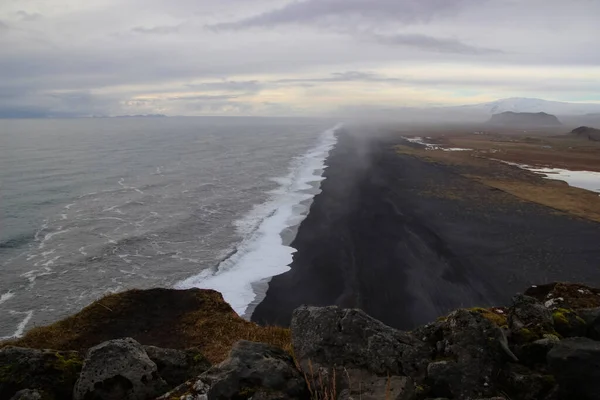Uitzicht Eindeloze Oceaan Zwart Vulkanisch Zandstrand Van Dyrholaey Cape Viewpoint — Stockfoto