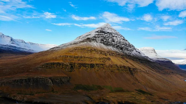 山頂に雪が積もるピラミッド山 英語版 アイスランドの東フィヨルド地方 — ストック写真
