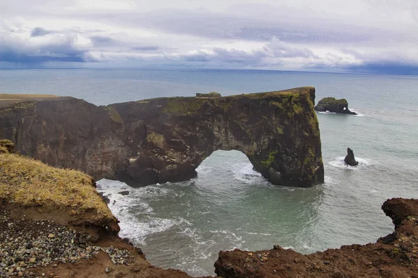 Bela Paisagem Com Capa Rochosa Oceano Costa Sul Islândia Vista — Fotografia de Stock