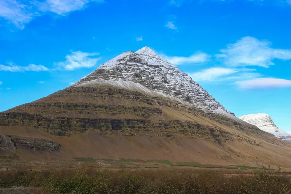 Bulandstindur Pyramide Berg Met Sneeuw Top Oostelijke Fjord Regio Van — Stockfoto