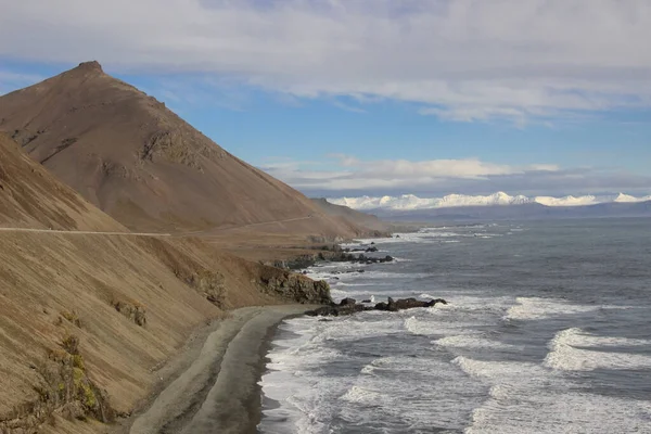 Ondas Batendo Contra Uma Bela Praia Cor Preta Islândia — Fotografia de Stock
