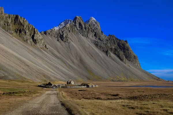 Вид Деревню Викингов Возле Стокенса Горой Вестрахорн Исландия — стоковое фото