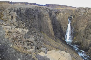 Litlanesfoss şelalesi ve İzlanda 'daki bazaltik sütunları