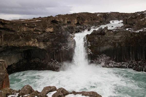 Cascada Aldeyjarfoss Noreste Islandia Rodeada Hermosas Formaciones Rocosas —  Fotos de Stock