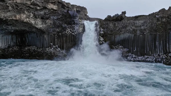 Cascada Aldeyjarfoss Noreste Islandia Rodeada Hermosas Formaciones Rocosas — Foto de Stock