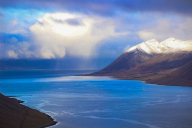 İzlanda'daki Westfjords doğal görünümü ile bir yol