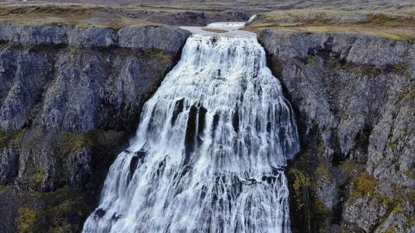 从空中俯瞰Dynjandi 也被称为Fjallfoss Vestfirdir的一个巨大瀑布 — 图库照片