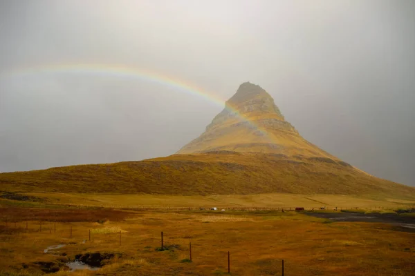 Kirkjufell Berg Een Mistige Dag Met Een Regenboog — Stockfoto