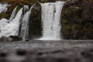 Kirkjufellsfoss Şelalesi 'nin Kirkjufell Dağı yakınlarındaki muhteşem zemin manzarası.