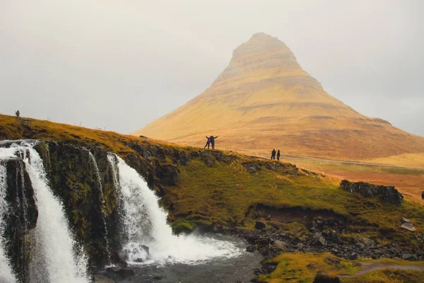 Slavný Kirkjufellsfoss Vodopád Kirkjufell Hory Pozadí Islandu — Stock fotografie