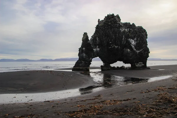 Pohled Severozápadní Island Hvitserkur Čedičová Skála Podobě Obrovského Mamuta — Stock fotografie