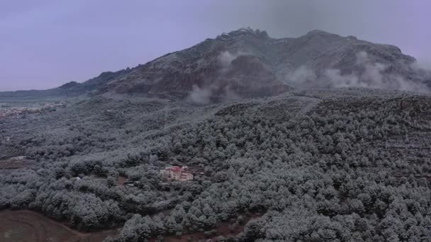 눈내리는 겨울날 스페인 카탈루냐의 몬트세라트 공중에서 내려다본 — 비디오
