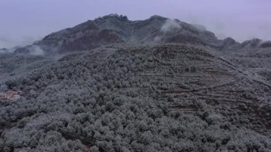 Karlı bir kış gününde İspanya 'nın Katalonya şehrinde Montserrat Dağı' nın havadan görünüşü.