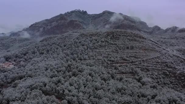 Vista Aérea Montaña Montserrat Día Nevado Invierno Cataluña España — Vídeos de Stock