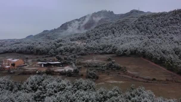 西班牙加泰罗尼亚冬季大雪中的蒙特塞拉特山脉空中景观 — 图库视频影像