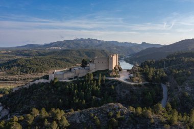 Gün batımında, Ebro nehrinin arka planına sahip Miravet Kalesi 'nin hava manzarası..