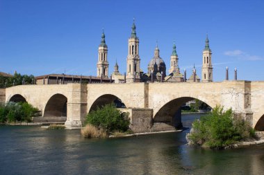 Görünüm virgen bazilikanın del pilar ve ebro nehir, sağ tarafta bulunan Ortaçağ Köprüsü denilen puente de piedra, zaragoza, aragon, İspanya