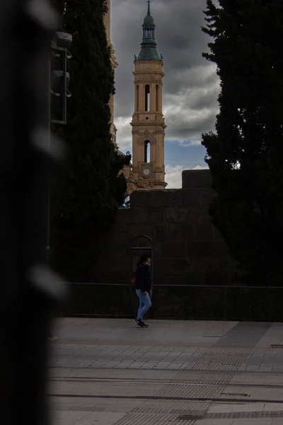 Жінка Прогулюється Церквою Іглеса Сан Хуан Лос Панітес Сарагоса Іспанія — стокове фото