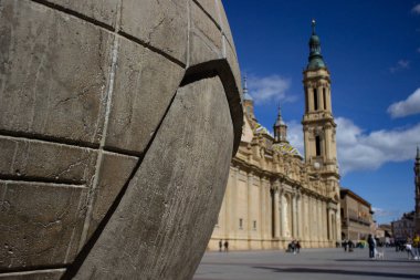 İspanya 'nın Zaragoza kentindeki El Pilar katedralinin manzarası