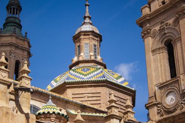 İspanya 'nın Zaragoza kentindeki El Pilar katedralinin manzarası