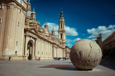 İspanya 'nın Zaragoza kentindeki El Pilar katedralinin manzarası