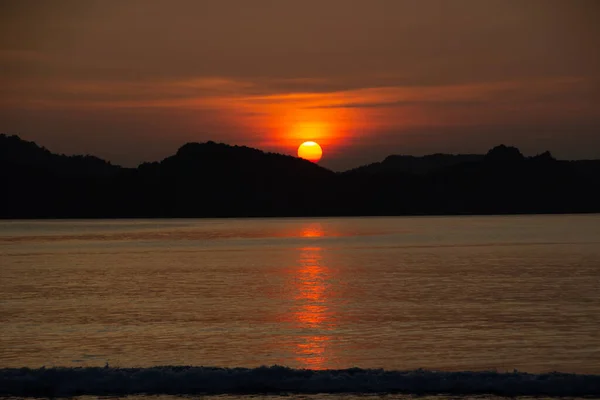 Hermosos Colores Con Sol Fondo Atardecer Lio Beach Palawan Filipinas — Foto de Stock