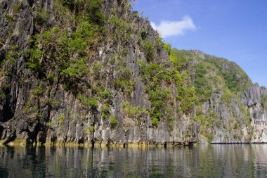 El Nido yakınlarındaki Filipin adalarında kireçtaşı kayaları