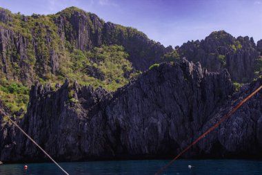 El Nido yakınlarındaki Filipin adalarında kireçtaşı kayaları