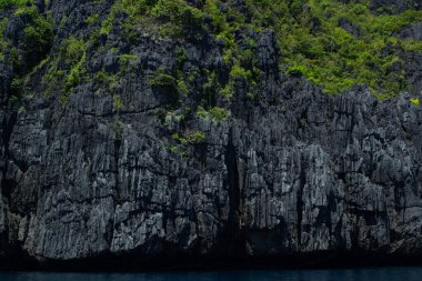 El Nido yakınlarındaki Filipin adalarında kireçtaşı kayaları