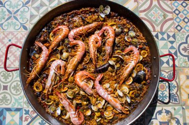Geleneksel İspanyol paella - deniz ürünleriyle yüksel
