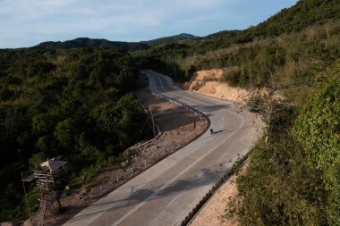 Filipinler, Palawan yollarında üç tekerlekli bisikletli bir motosikletli..