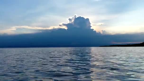 Tramonto Mar Delle Filippine Con Una Nube Tempesta Sullo Sfondo — Video Stock